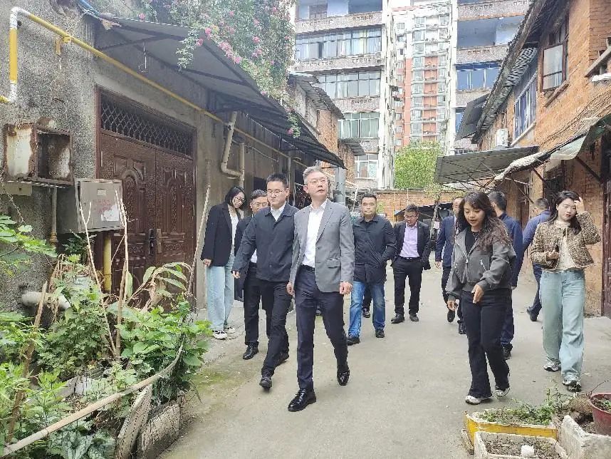 德陽市委常委、組織部部長周鴻調(diào)研督導(dǎo)紅雨村七組城市更新項目推進工作