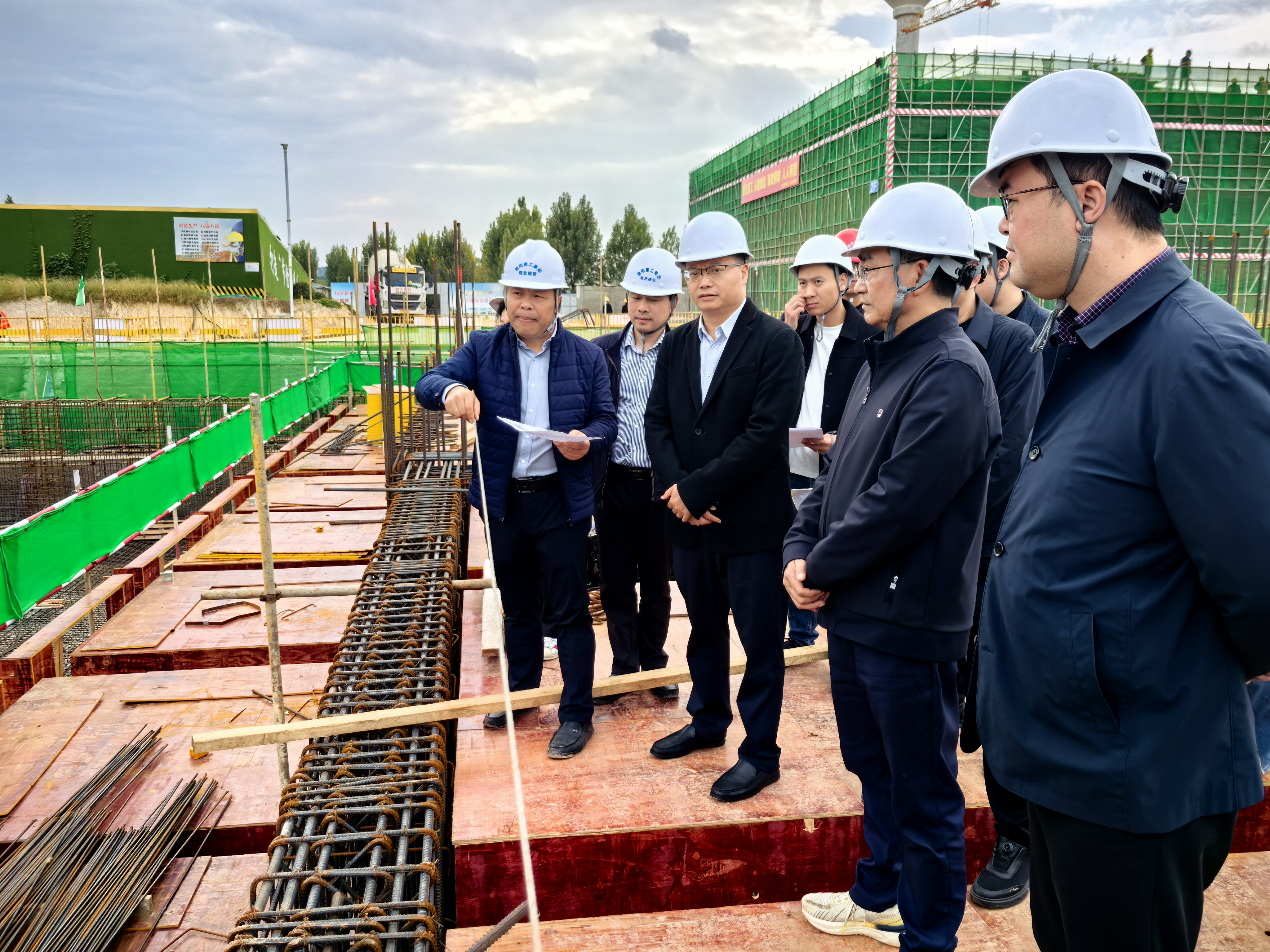 【實地督導(dǎo)強落實 沖刺年終保目標】德陽發(fā)展集團黨委書記、董事長李強帶隊赴一線“破題”